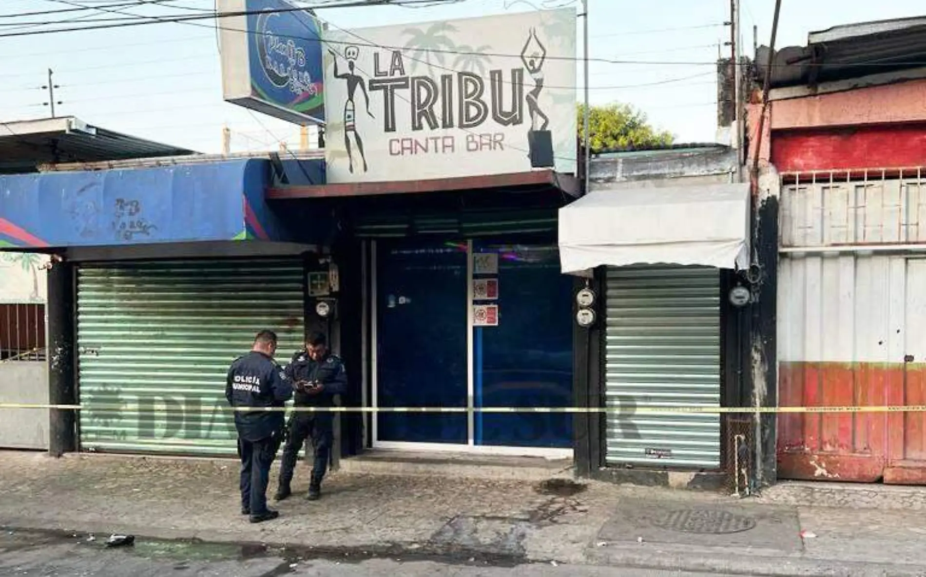 Policias afuera de un bar